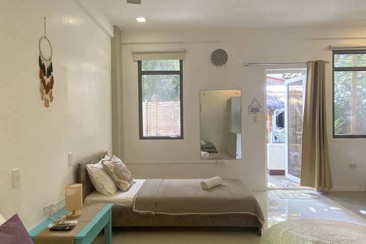 Room 4 of 8
