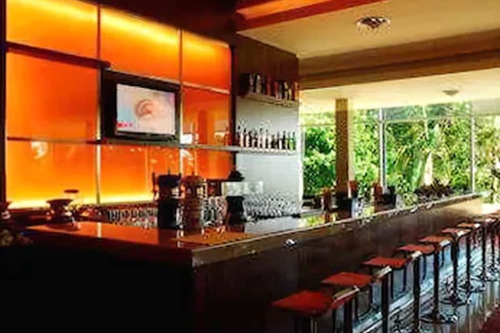 Lounge 23 of 28