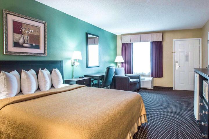 1 Queen Bed Accessible Room (9 of 13)
