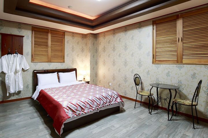 Room 6 of 47