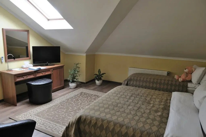 Room 4 of 10