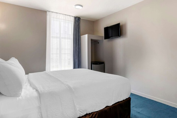 Room 8 of 24