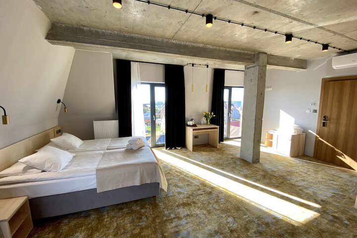 Room 5 of 8
