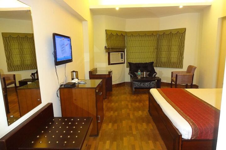 Room 5 of 9