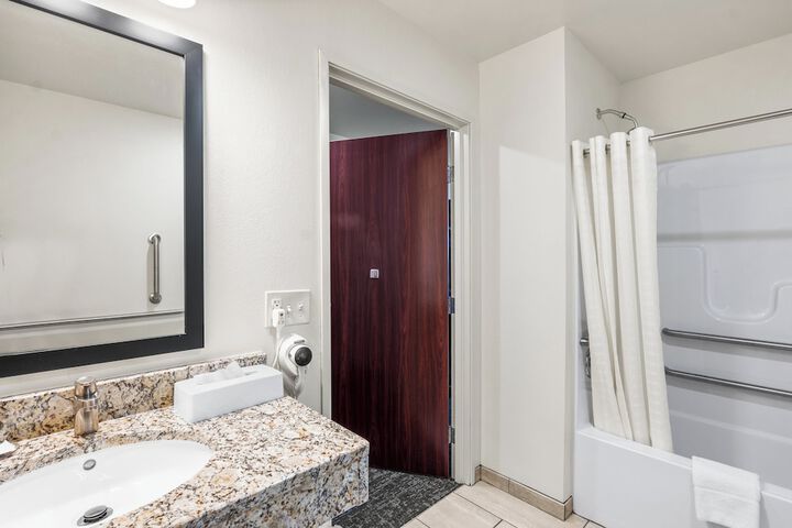 2 Queen Guest Room (6 of 12)