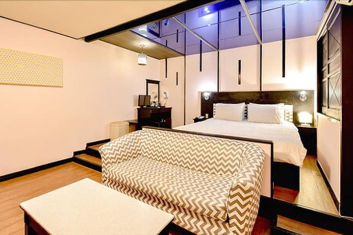 Room 4 of 19