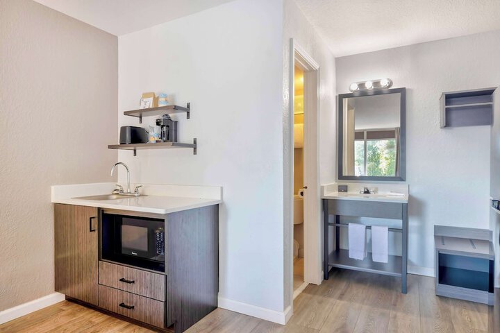 1 Queen Bed Kitchen (18 of 18)