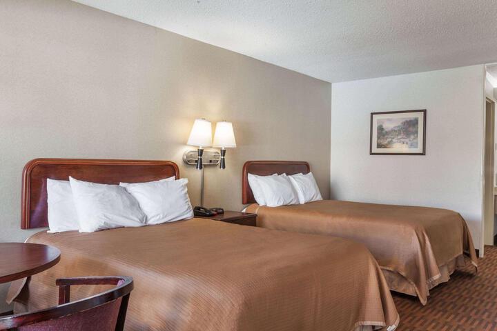 2 Double Beds (8 of 9)