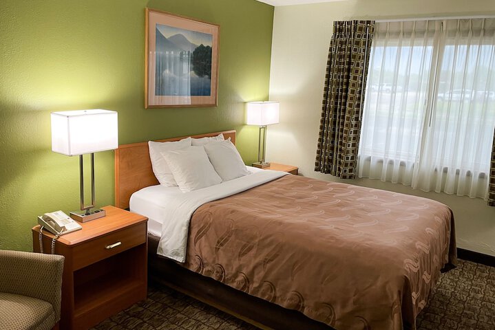 Deluxe Queen Bed (17 of 24)