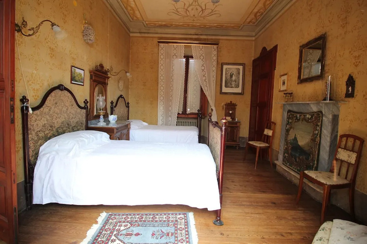 Room 6 of 17