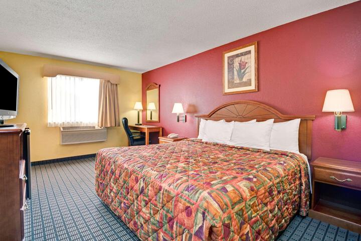1 King Bed (1 of 4)