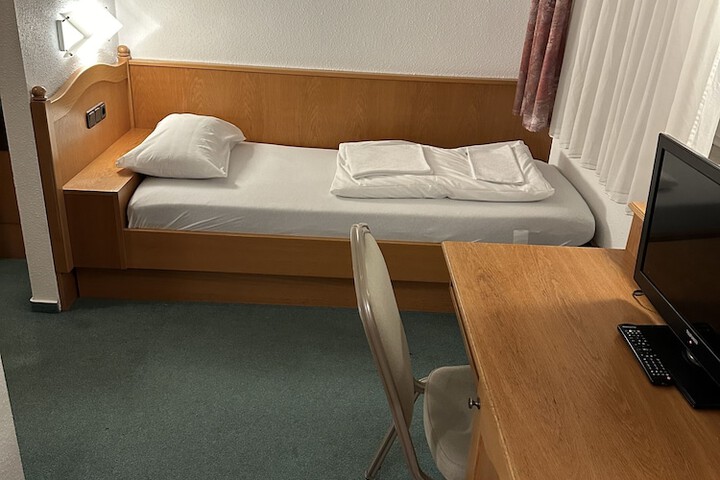Room 8 of 13