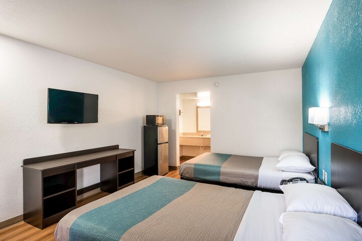 Deluxe Quadruple 2 Double Beds (8 of 10)