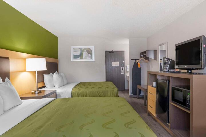 2 Queen Beds (7 of 11)