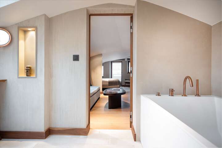 Room 17 of 68