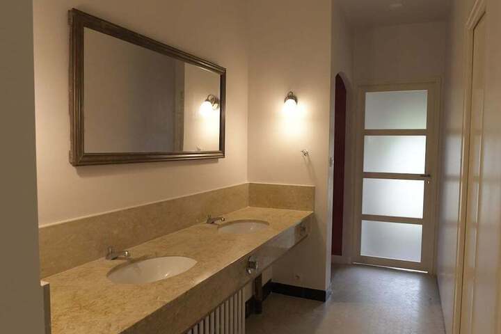 Room 4 of 8