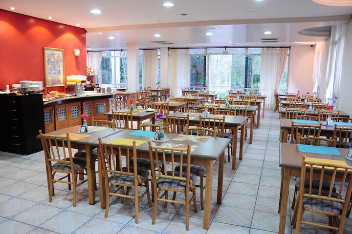 Dining 8 of 12
