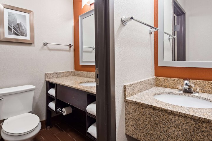 Accessible 1 King Mobility Accessible Communication Assistance Roll in Shower Ful (6 of 14)