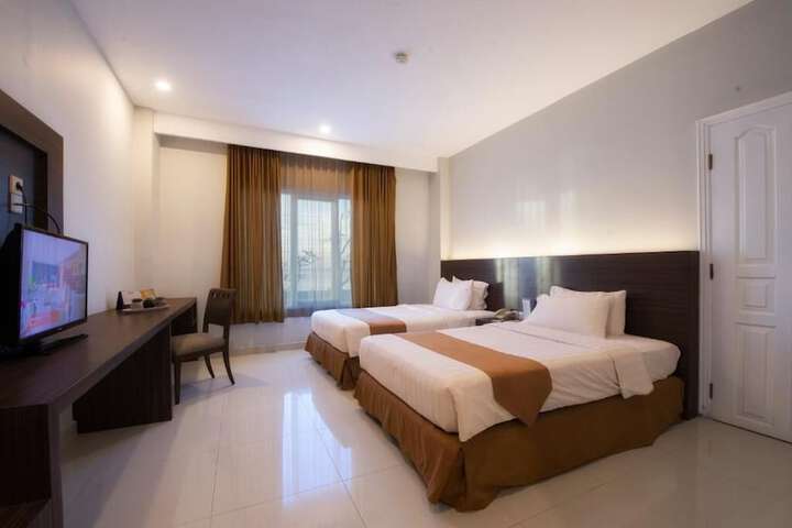 Room 8 of 33
