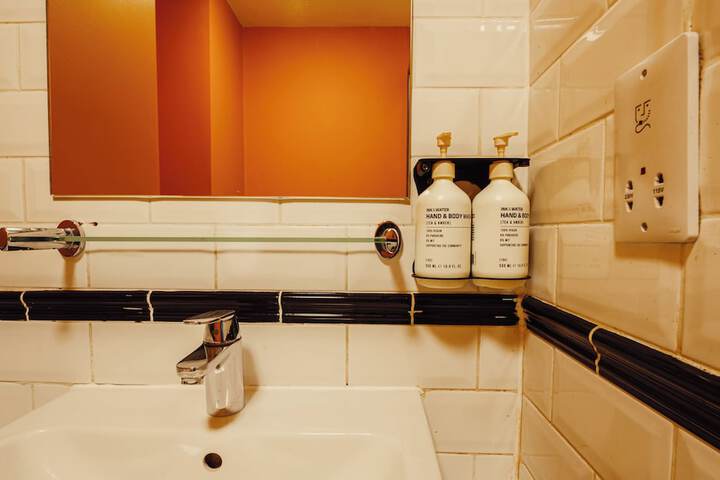 Room 33 of 48