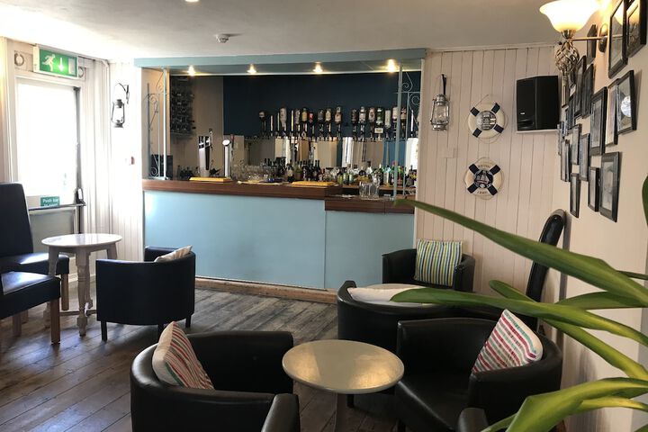 Lounge 52 of 90