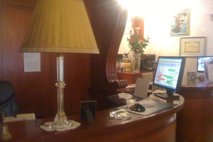 Check-in/check-out kiosk