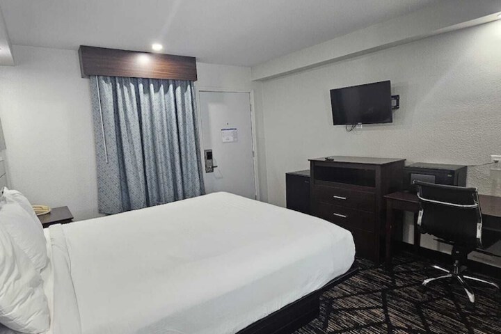 1 King Bed (7 of 7)