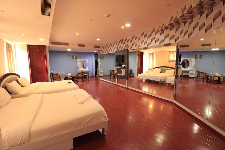 Room 8 of 12