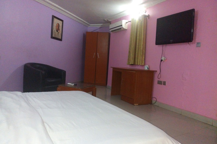 Room 10 of 28
