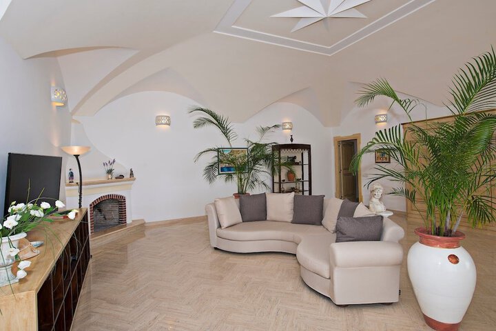 Ballroom/Hall 151 of 221