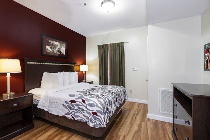 Suite King Bed Accessible (10 of 29)