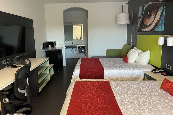 2 Queen Beds (11 of 12)