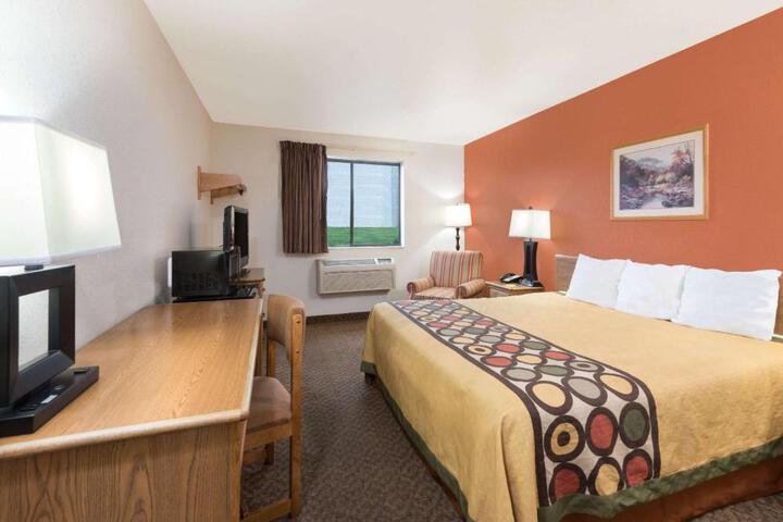 1 King Bed (3 of 10)
