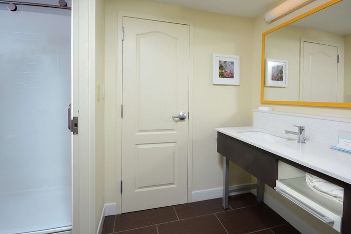 1 King Mobility Accessible with Tub (20 of 23)