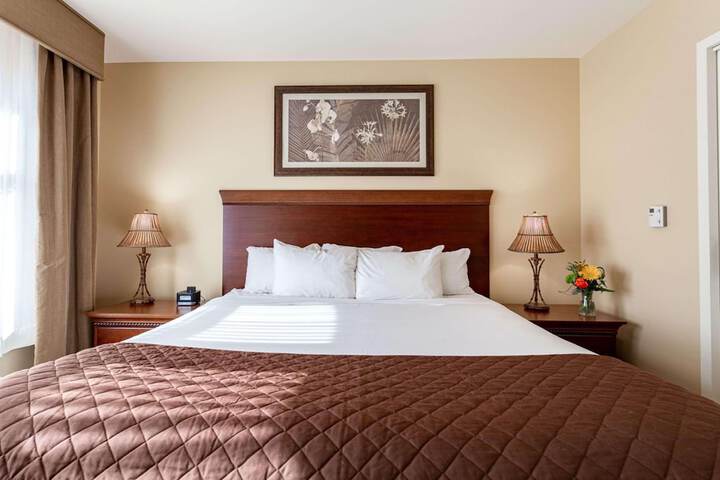 Executive King Bed (34 of 37)