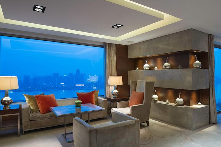 Lounge 73 of 95