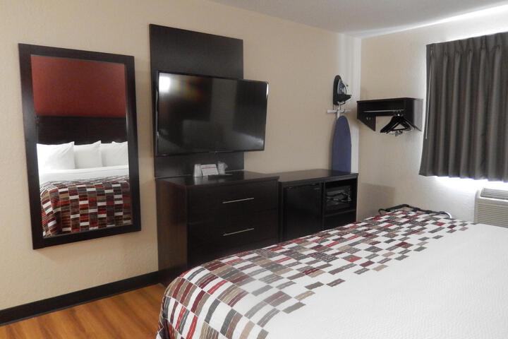 1 Queen Bed Mobility Accessible Roll in Shower (11 of 16)