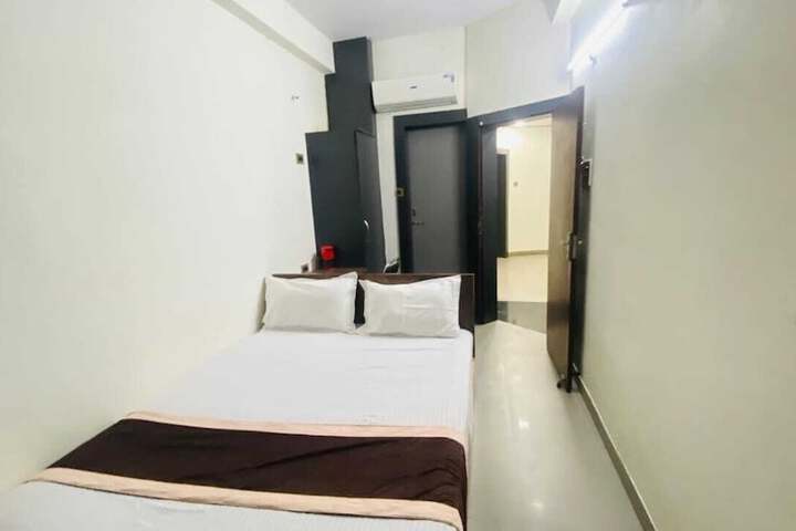 Room 8 of 28