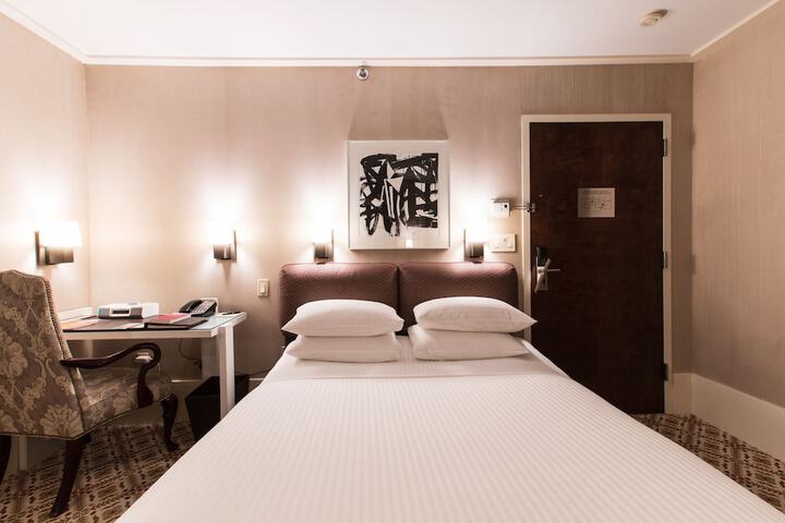 Luxury Queen Bed (7 of 8)