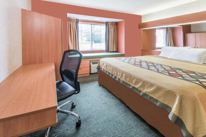 1 Queen Bed (4 of 17)