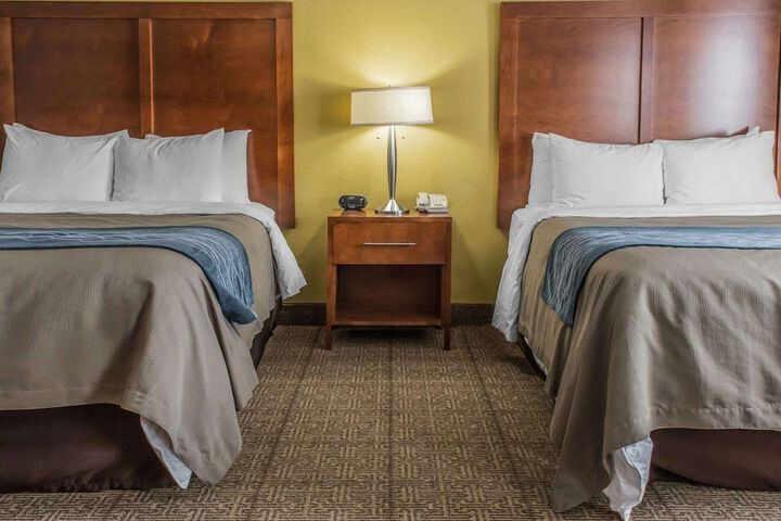 1 Queen Bed (3 of 13)