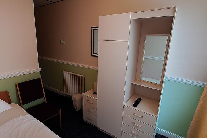 Room 15 of 33