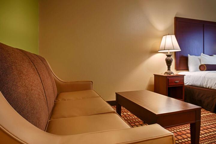 1 King Bed Executive Room 42 Inch LCD Television Microwave and Refrigerator Sofa Bed Full Breakfast (2 of 14)