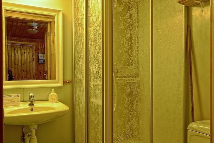 Room 150 of 204