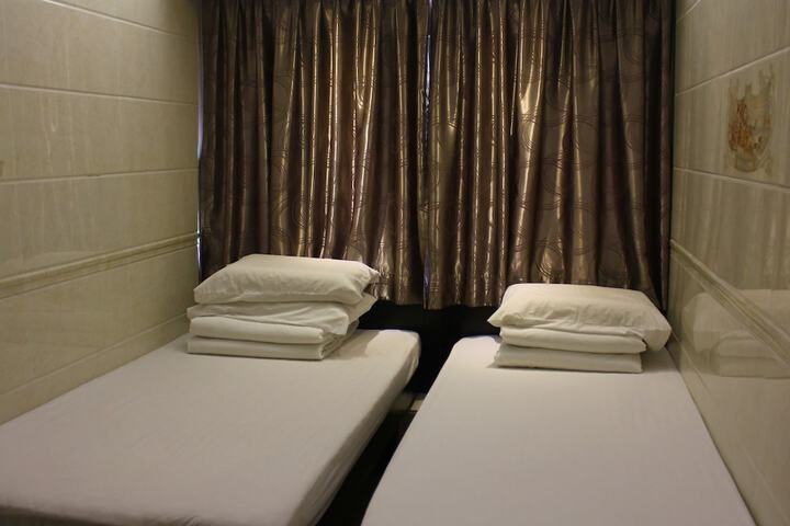 Room 9 of 195