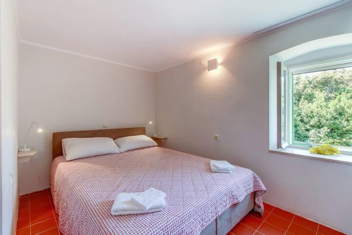 Room 4 of 43