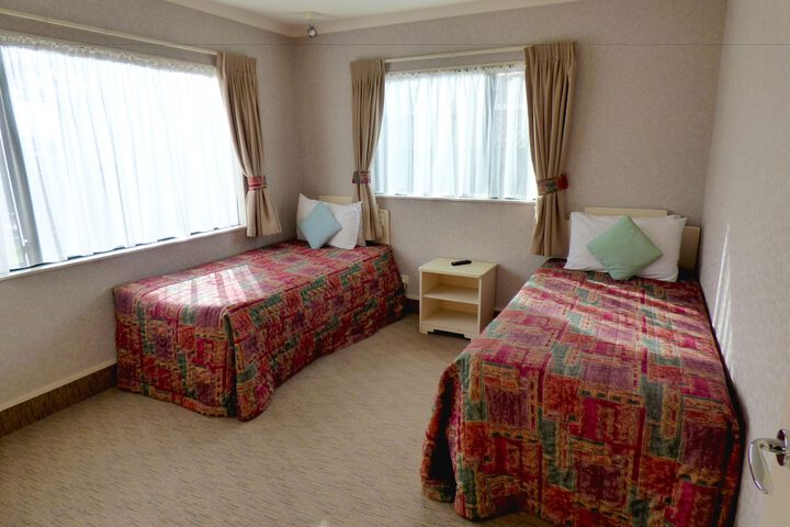 Room 4 of 32