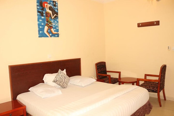 Room 4 of 18