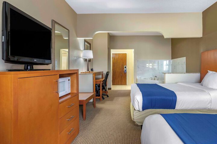 Suite King Bed Accessible (14 of 17)