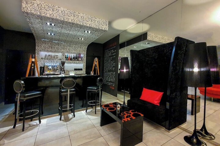 Lounge 20 of 27
